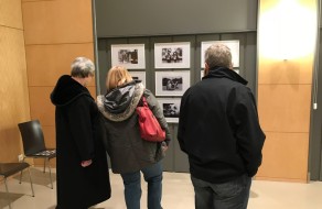 Ausstellungen 26 Besucher vor Werken von maTabu