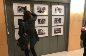Ausstellungen 25 Besucherin vor Foto-Arbeiten von maTabu