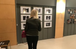 Ausstellungen 24 Besucherin vor Foto-Arbeiten von maTabu